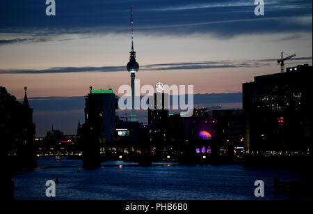 Berlin, Deutschland. 31 Aug, 2018. Die Skyline mit dem Fernsehturm, Spree und Oberbaumbruecke Brücke. Quelle: Britta Pedersen/dpa-Zentralbild/dpa/Alamy leben Nachrichten Stockfoto