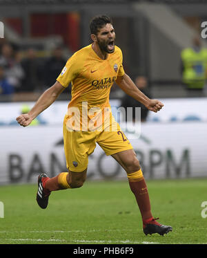 Mailand, Italien. 31 Aug, 2018. Roma's Federico Fazio feiert nach zählen während einer Serie ein Fußballspiel zwischen AC Mailand und AS Roma in Mailand, Italien, 31. August 2018. Der AC Mailand gewann 2-1. Credit: Alberto Lingria/Xinhua/Alamy leben Nachrichten Stockfoto