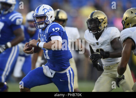 Durham, North Carolina, USA. 31 Aug, 2018. DANIEL JONES (17) von Herzog gewinne Yards in der ersten Hälfte. Die Duke Blue Devils spielte die Armee West Point schwarzen Ritter in einem Fußballspiel, die auf dem Feld bei Brooks Wallace Wade Stadium in Durham, N.C. am Freitag, 31. August 2018 nahm. Herzog gewann 34-14. Credit: Fabian Radulescu/ZUMA Draht/Alamy leben Nachrichten Stockfoto