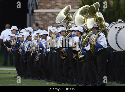 Durham, North Carolina, USA. 31 Aug, 2018. Duke's Band während der Eröffnungsfeier. Die Duke Blue Devils spielte die Armee West Point schwarzen Ritter in einem Fußballspiel, die auf dem Feld bei Brooks Wallace Wade Stadium in Durham, N.C. am Freitag, 31. August 2018 nahm. Herzog gewann 34-14. Credit: Fabian Radulescu/ZUMA Draht/Alamy leben Nachrichten Stockfoto