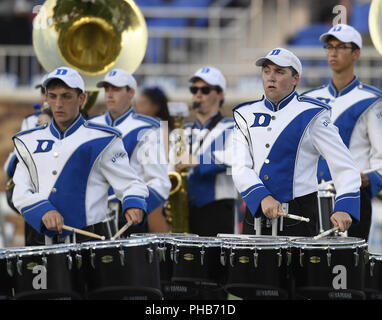 Durham, North Carolina, USA. 31 Aug, 2018. Duke's Band während der Eröffnungsfeier. Die Duke Blue Devils spielte die Armee West Point schwarzen Ritter in einem Fußballspiel, die auf dem Feld bei Brooks Wallace Wade Stadium in Durham, N.C. am Freitag, 31. August 2018 nahm. Herzog gewann 34-14. Credit: Fabian Radulescu/ZUMA Draht/Alamy leben Nachrichten Stockfoto