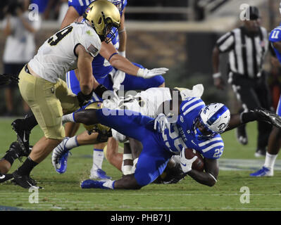 Durham, North Carolina, USA. 31 Aug, 2018. DEON JACKSON (25) von Herzog gewinne Yards gegen die Verteidigung der Armee. Die Duke Blue Devils spielte die Armee West Point schwarzen Ritter in einem Fußballspiel, die auf dem Feld bei Brooks Wallace Wade Stadium in Durham, N.C. am Freitag, 31. August 2018 nahm. Herzog gewann 34-14. Credit: Fabian Radulescu/ZUMA Draht/Alamy leben Nachrichten Stockfoto