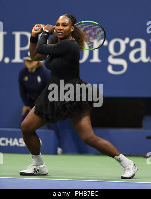 Flushing NY, USA. 31 Aug, 2018. *** Keine NY ZEITUNGEN *** Serena Williams vs Venus Williams auf der Arthur Ashe Stadium am USTA Billie Jean King National Tennis Center während der 2018 US Open am 31. August 2018 in Flushing Queens. Quelle: MPI04/Medien Punch/Alamy leben Nachrichten Stockfoto