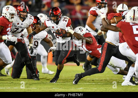 31. August 2018: San Diego State Azteken zurück laufen Juwan Washington (29) ist von der Stanford Cardinal linebacker Mustafa Niederlassung in Angriff genommen (31) während der NCAA Football Spiel der San Diego Aztecs und der Stanford Cardinal bei Stanford Stadium in Stanford, Kalifornien. Chris Brown/CSM Stockfoto