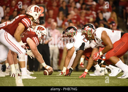 August 31, 2018 WKU Hilltoppers und Wisconsin Dachse Leitungen gehen Nase an Nase im dritten Quartal eine NCAA Football Spiel zwischen der Western Kentucky Hilltoppers und die Wisconsin Badgers in Camp Randall Stadium in Madison WI Stockfoto