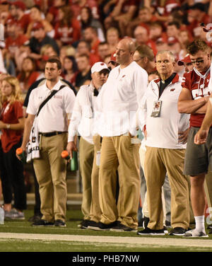 31. August, Wisconsin Dachse Haupttrainer 2018 Paul Chryst Uhren im vierten Quartal eine NCAA Football Spiel zwischen der Western Kentucky Hilltoppers und die Wisconsin Badgers in Camp Randall Stadium in Madison WI Stockfoto