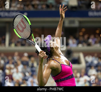 New York, NY - 31. August 2018: Venus Williams aus den USA dient während der US Open 2018 3.Runde gegen Serena Williams aus den USA an USTA Billie Jean King National Tennis Center Credit: Lev radin/Alamy leben Nachrichten Stockfoto