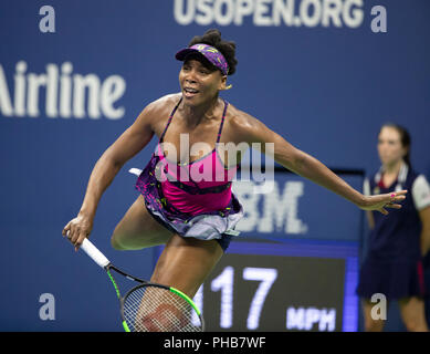 New York, NY - 31. August 2018: Venus Williams aus den USA dient während der US Open 2018 3.Runde gegen Serena Williams aus den USA an USTA Billie Jean King National Tennis Center Credit: Lev radin/Alamy leben Nachrichten Stockfoto