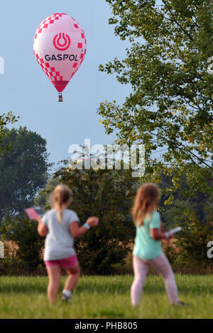 Uherske Hradiste, Tschechien. 31 Aug, 2018. Heißluftballone fliegen während der 22 th FAI Heißluftballon der Tschechischen Meisterschaft und Fiesta in Uherske Hradiste und Stare Mesto in der Tschechischen Republik. 20 Teilnehmer aus neun Ländern beteiligen sich an der Veranstaltung. Credit: Slavek Ruta/ZUMA Draht/Alamy leben Nachrichten Stockfoto