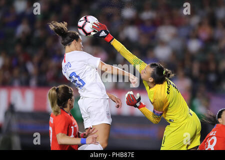 31. August 2018: Chile Torwart Christiane Endler (1) Macht ein trotz der header Versuch durch Mittelfeldspieler Carli Lloyd (10) Während des Spiels zwischen Chile und den USA am 31. August 2018 zu speichern, an der StubHub Center in Carson, CA. USA. (Foto von Peter Joneleit) Stockfoto