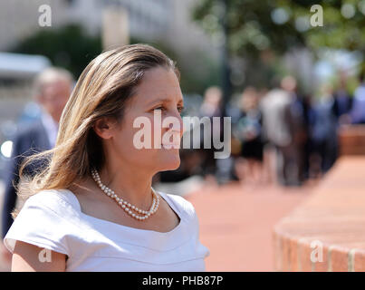 (180901) - WASHINGTON, Sept. 1, 2018 (Xinhua) - kanadische Außenminister Chrystia Freeland Spaziergänge in das Amt des US-Beauftragten für Handelsfragen, in Washington, DC, USA, am 12.08.31., 2018. Us-Präsident Donald Trump mitgeteilt hat Kongress seiner Intention, ein Handelsabkommen mit Mexiko zu unterzeichnen, mit Kanada begrüßen das Abkommen beitreten", wenn Sie bereit ist", sagte das Weiße Haus am Freitag. Die Ankündigung kam nachdem die Vereinigten Staaten und Kanada konnte einen Deal am Freitag zu erreichen zum North American Free Trade Agreement (NAFTA) folgenden Tage intensive Gespräche Überholung. (Xinhua / Liu Stockfoto