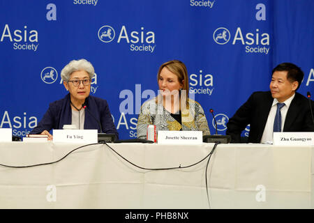 (180901) - NEW YORK, Sept. 1, 2018 (Xinhua) - Fu Ying (L), ein altgedienter Diplomat und Vorsitzenden des Wissenschaftlichen Ausschusses des Nationalen Instituts für Globale Strategie der Chinesischen Akademie der Sozialwissenschaften, Josette Sheeran (C), Präsident und CEO der Asia Society, und Chinas ehemaliger stellvertretender Finanzminister Zhu Guangyao, einen Dialog in New York teilnehmen, die Vereinigten Staaten, Aug 29., 2018. Mehr als 40 think tank Wissenschaftler und ehemalige Beamte aus China und den Usa versammelten sich in Washington und New York diese Woche richtigen wegen aktuellen Handelsstreitigkeiten und andere Probleme zu lösen, über die zu diskutieren Stockfoto