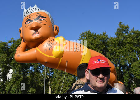 Alt-Right, anti-Bürgermeister von London die Rache nach Trumpf Baby mit einem 29 ft Gaint Ballon von einem Bikini-plattierten Sadiq Khan Blimp über London am Parliament Square am 1. September 2018, London, UK zu fliegen. Stockfoto