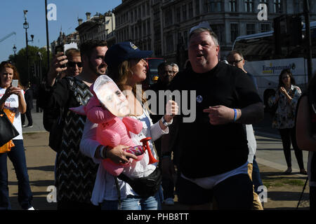 Alt-Right, anti-Bürgermeister von London die Rache nach Trumpf Baby mit einem 29 ft Gaint Ballon von einem Bikini-plattierten Sadiq Khan Blimp über London am Parliament Square am 1. September 2018, London, UK zu fliegen. Stockfoto