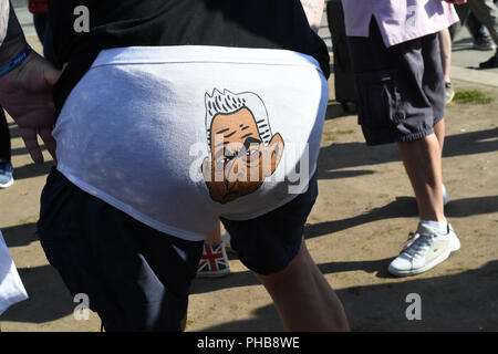 Alt-Right, anti-Bürgermeister von London die Rache nach Trumpf Baby mit einem 29 ft Gaint Ballon von einem Bikini-plattierten Sadiq Khan Blimp über London am Parliament Square am 1. September 2018, London, UK zu fliegen. Stockfoto