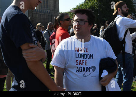 Alt-Right, anti-Bürgermeister von London die Rache nach Trumpf Baby mit einem 29 ft Gaint Ballon von einem Bikini-plattierten Sadiq Khan Blimp über London am Parliament Square am 1. September 2018, London, UK zu fliegen. Stockfoto