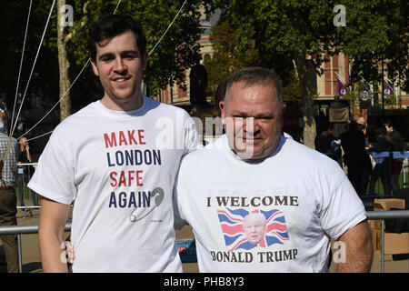 Alt-Right, anti-Bürgermeister von London die Rache nach Trumpf Baby mit einem 29 ft Gaint Ballon von einem Bikini-plattierten Sadiq Khan Blimp über London am Parliament Square am 1. September 2018, London, UK zu fliegen. Stockfoto