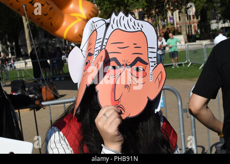 Alt-Right, anti-Bürgermeister von London die Rache nach Trumpf Baby mit einem 29 ft Gaint Ballon von einem Bikini-plattierten Sadiq Khan Blimp über London am Parliament Square am 1. September 2018, London, UK zu fliegen. Stockfoto