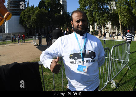 Alt-Right, anti-Bürgermeister von London die Rache nach Trumpf Baby mit einem 29 ft Gaint Ballon von einem Bikini-plattierten Sadiq Khan Blimp über London am Parliament Square am 1. September 2018, London, UK zu fliegen. Stockfoto