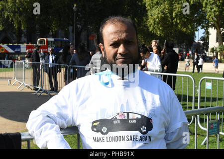 Alt-Right, anti-Bürgermeister von London die Rache nach Trumpf Baby mit einem 29 ft Gaint Ballon von einem Bikini-plattierten Sadiq Khan Blimp über London am Parliament Square am 1. September 2018, London, UK zu fliegen. Stockfoto