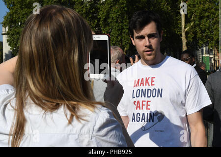 Alt-Right, anti-Bürgermeister von London die Rache nach Trumpf Baby mit einem 29 ft Gaint Ballon von einem Bikini-plattierten Sadiq Khan Blimp über London am Parliament Square am 1. September 2018, London, UK zu fliegen. Stockfoto