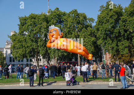 London, Großbritannien. 1. September 2018. Ein Ballon der Bürgermeister von London Sadiq Khan in einem gelben Bikini Credit: Alex Cavendish/Alamy leben Nachrichten Stockfoto