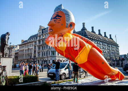 London, Großbritannien. 1. September 2018. Die demonstranten Fliegen einen 29 ft. langen Bikini-plattierten Blimp der Londoner Bürgermeister Sadiq Khan über Parliament Square, Westminster. Credit: Grant Rooney/Alamy leben Nachrichten Stockfoto