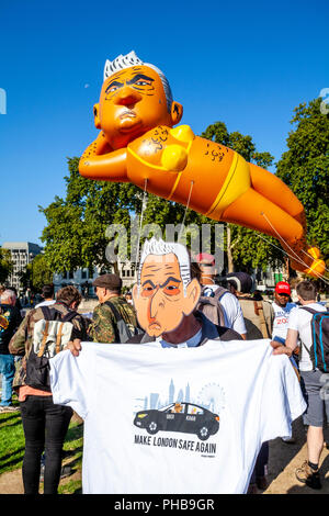 London, Großbritannien. 1. September 2018. Die demonstranten Fliegen einen 29 ft. langen Bikini-plattierten Blimp der Londoner Bürgermeister Sadiq Khan über Parliament Square, Westminster. Credit: Grant Rooney/Alamy leben Nachrichten Stockfoto