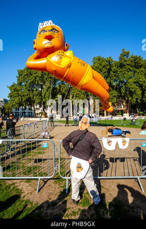 London, Großbritannien. 1. September 2018. Die demonstranten Fliegen einen 29 ft. langen Bikini-plattierten Blimp der Londoner Bürgermeister Sadiq Khan über Parliament Square, Westminster. Credit: Grant Rooney/Alamy leben Nachrichten Stockfoto