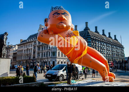 London, Großbritannien. 1. September 2018. Die demonstranten Fliegen einen 29 ft. langen Bikini-plattierten Blimp der Londoner Bürgermeister Sadiq Khan über Parliament Square, Westminster. Credit: Grant Rooney/Alamy leben Nachrichten Stockfoto