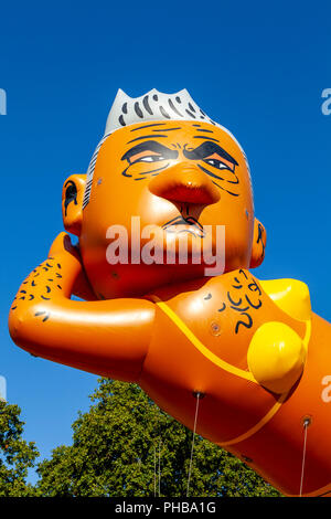 London, Großbritannien. 1. September 2018. Die demonstranten Fliegen einen 29 ft. langen Bikini-plattierten Blimp der Londoner Bürgermeister Sadiq Khan über Parliament Square, Westminster. Credit: Grant Rooney/Alamy leben Nachrichten Stockfoto