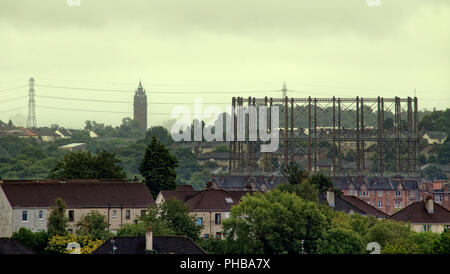 Glasgow, Schottland, Großbritannien. 1. September 2018, 2018. UK Wetter: Regen und Nebel für das offizielle Ende des Sommers ersten Tag als bei geringer Sicht und das Grau des Winters steigen auf die Stadt und mit dem markanten ehemaligen viktorianischen Wasserturm der ehemaligen Ruchill Krankenhaus die Gasometer von kelvindale im West End von Glasgow. Gerard Fähre / alamy Nachrichten Stockfoto