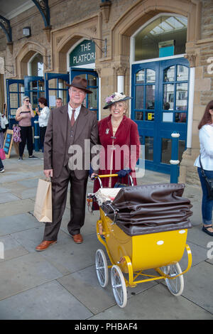 Morecambe, Lancashire, 1. September 2018 Die beiden Tag Vintage am Meer Festival sah Menschen in Vintage kostüm Zurück zur Morecambe vergangener Bereich auf dem Festival rund um die twons Midland Hotel und der Bahnhof Credit zentriert zu erleben: Fotografieren Nord/Alamy leben Nachrichten Stockfoto