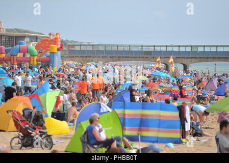 Bournemouth, Dorset, UK, Samstag, 1.. September 2018, Wetter: Warmer Sonnenschein am ersten Tag des meteorologischen Herbstes an der Südküste. Die Menschen sind voll am Strand und große Menschenmengen werden heute und morgen für das jährliche Bournemouth Air Festival erwartet. Stockfoto
