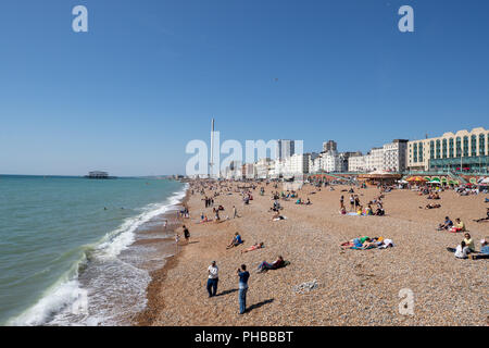 Brighton, England. Am 1. September 2018, Hunderte von Menschen genießen die letzten Sommer ob Brighton Beach am 1. September, Brighton, England. © Jason Richardson/Alamy leben Nachrichten Stockfoto