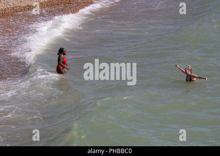 Brighton, England. Am 1. September 2018, zwei junge Frau festgelaende Siehe für eine am 1. September, Brighton, England. © Jason Richardson/Alamy Leben Nachrichten Schwimmen Stockfoto