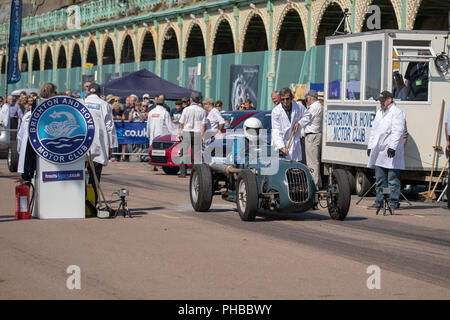 Brighton, England. Am 1. September 2018, 200 Autos und 75 Motorräder nehmen Teil während der 113 Brighton Speed Trials auf dem Brighton Seafront Madeira Drive, Hunderte Zuschauer versammelten die Aktion in der glorreichen Ob, Brighton, England. © Jason Richardson/Alamy Leben Nachrichten ansehen Stockfoto