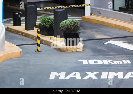 Einfahrt zur Tiefgarage Stockfoto