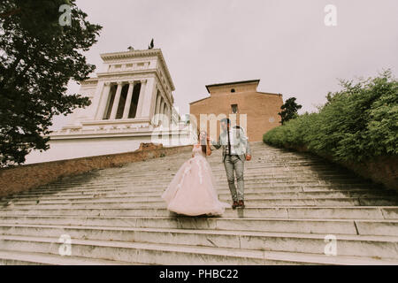 Hochzeit paar auf Treppe Cordonata Capitolina in Rom, Italien Stockfoto