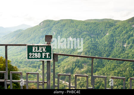 Blick von oben auf 'Chimney Rock, 'Chimney Rock State Park, North Carolina Stockfoto