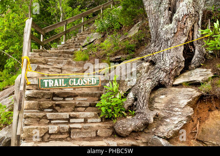 Ein geschlossener Wanderweg der Chimney Rock State Park, North Carolina Stockfoto