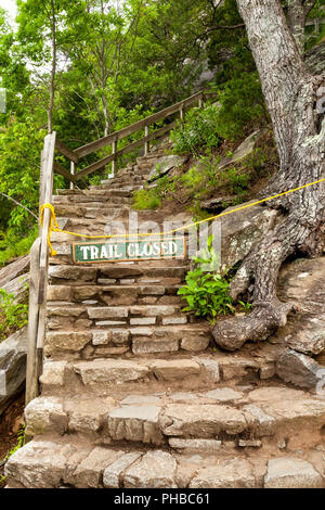 Ein geschlossener Wanderweg der Chimney Rock State Park, North Carolina Stockfoto