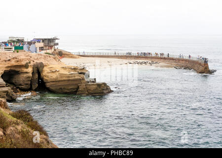 Touristen betrachten Seehunde in der Casa Strand, auch das Kinderbecken, in La Jolla Kalifornien bekannt Stockfoto