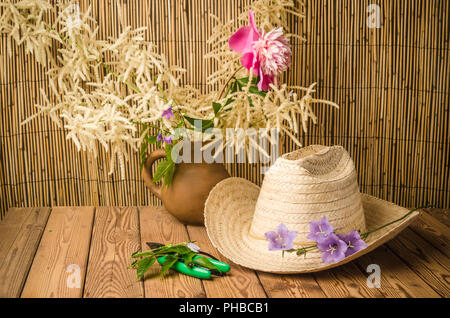 Strohhut und blühenden Campanula, close-up Stockfoto