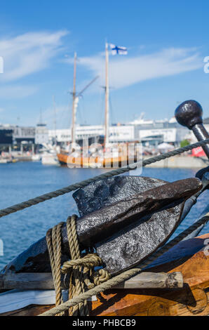 Alten rostigen Anker auf ein Brett von der alten Segelboot Stockfoto