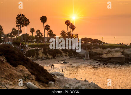 Sonnenuntergang in La Jolla Cove, einem beliebten Badestelle für Einheimische und Touristen in La Jolla, Kalifornien Stockfoto