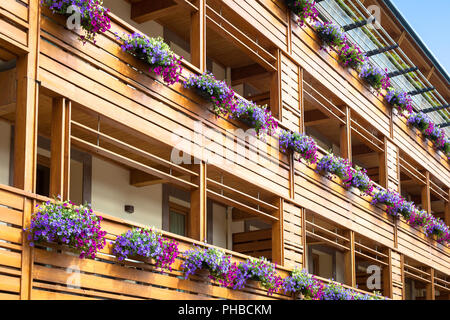 Blumen auf Chalet Balkon Stockfoto