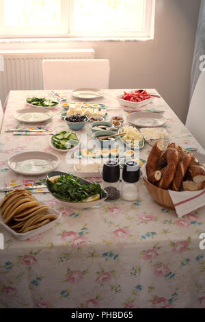 Türkisches Frühstück mit simit (Bagel) (Bagel), Pfannkuchen, Käse, Cherry Tomaten, Gurken, und Kaffee am Morgen Licht, hohe Betrachtungswinkel Stockfoto