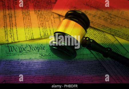 Regenbogen Flagge Hammer auf Amerikas Verfassung Stockfoto