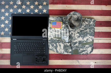 USA militärische und moderne Technologie auf rustikalen Holzmöbeln Flagge Stockfoto